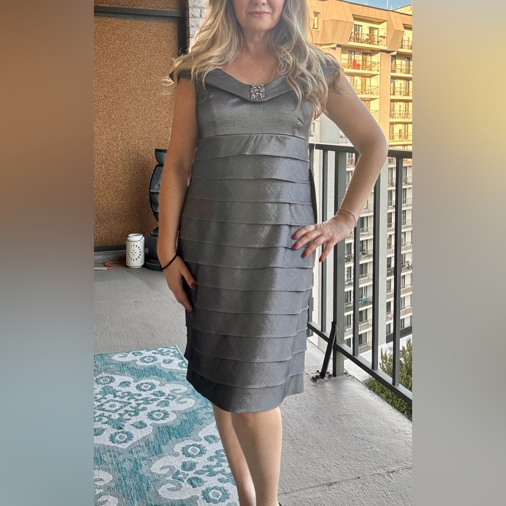 Jessica Howard Gray Tiered Sweetheart Midi Dress